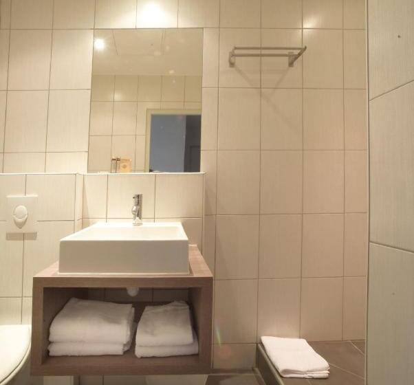 家庭间, O Lyon Charite