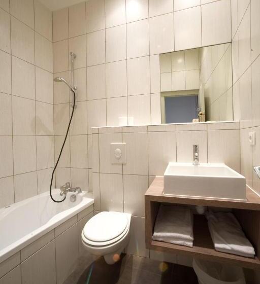 标准三人间, O Lyon Charite