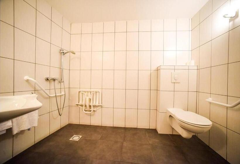 标准三人间, O Lyon Charite