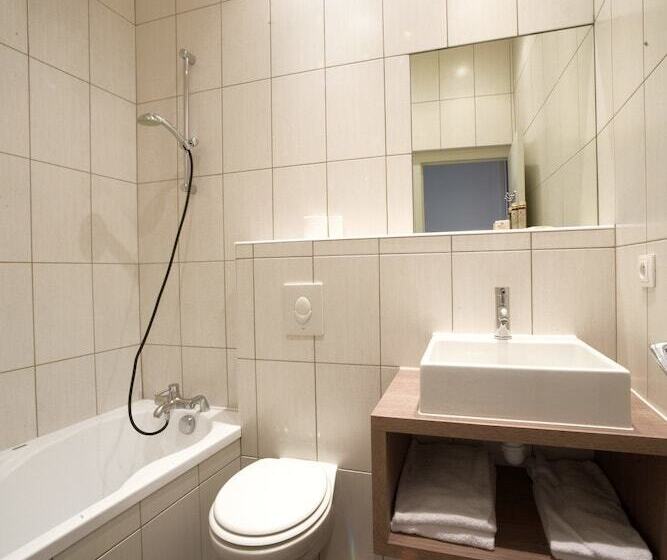 标准三人间, O Lyon Charite