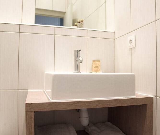 家庭间, O Lyon Charite