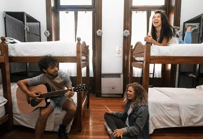 تختخواب در اتاق مشترک, Milhouse Hostel Hipo