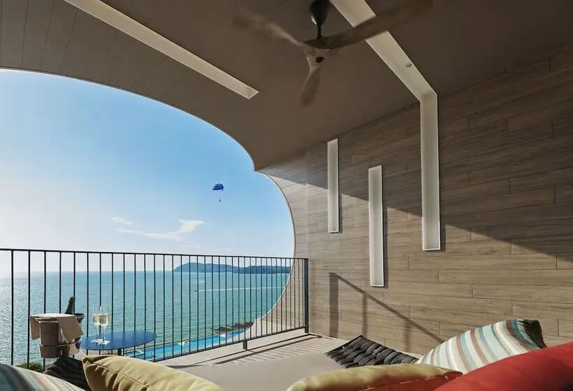 Deluxe Suite Sea View, Parkroyal Langkawi Resort