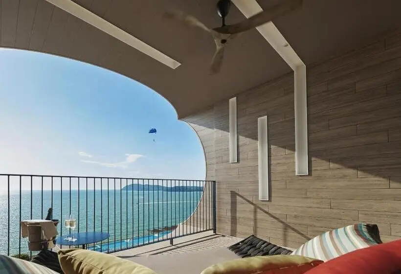 Deluxe Suite Sea View, Parkroyal Langkawi Resort