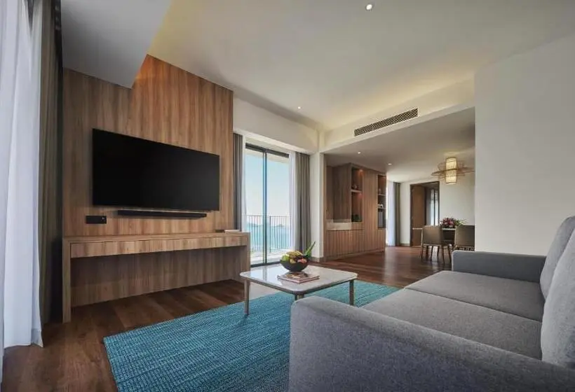 Deluxe Suite Sea View, Parkroyal Langkawi Resort