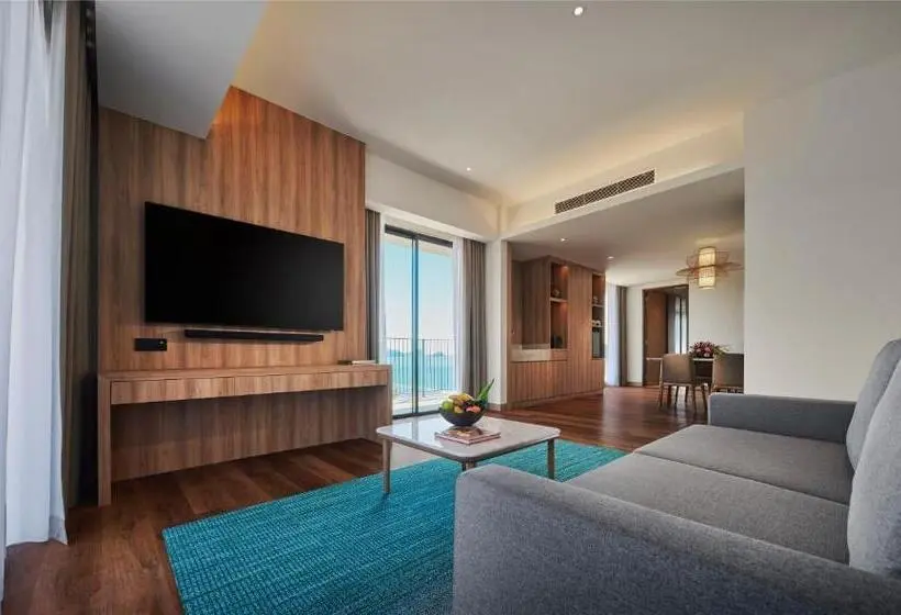 Deluxe Suite Sea View, Parkroyal Langkawi Resort