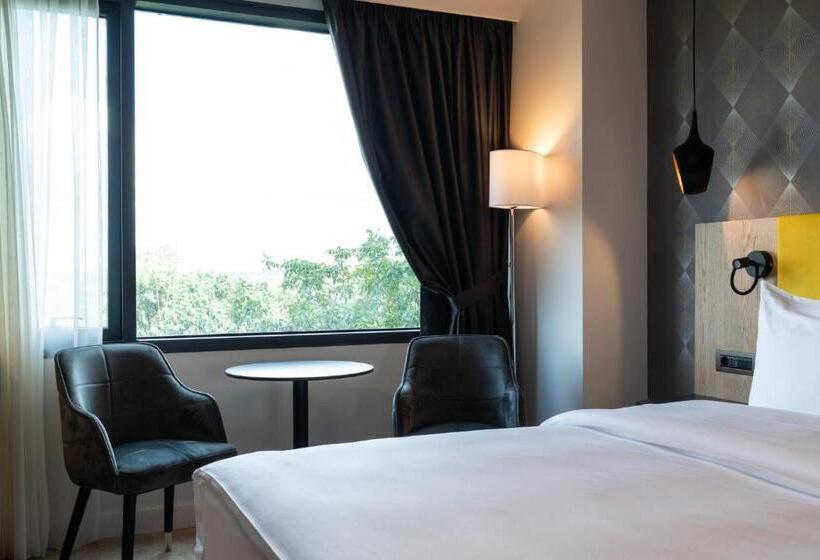 身障者適用キングサイズベッドルーム, Ramada By Wyndham Slatina Parc