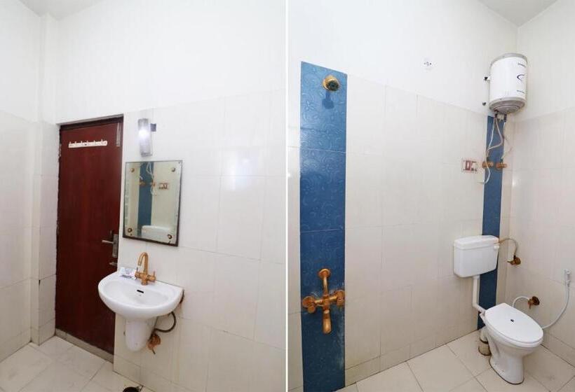 اتاق لوکس سه تخته, Gayatri Palace By Oyo Rooms