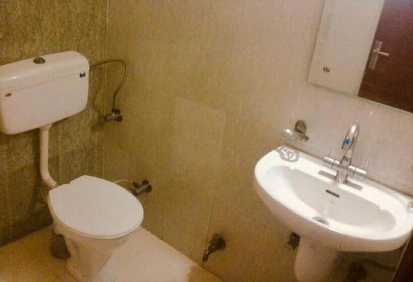 اتاق لوکس سه تخته, Gayatri Palace By Oyo Rooms