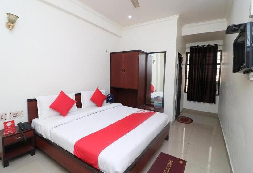 اتاق لوکس سه تخته, Gayatri Palace By Oyo Rooms