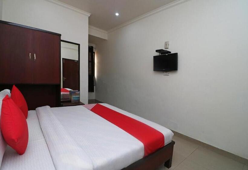 اتاق لوکس سه تخته, Gayatri Palace By Oyo Rooms