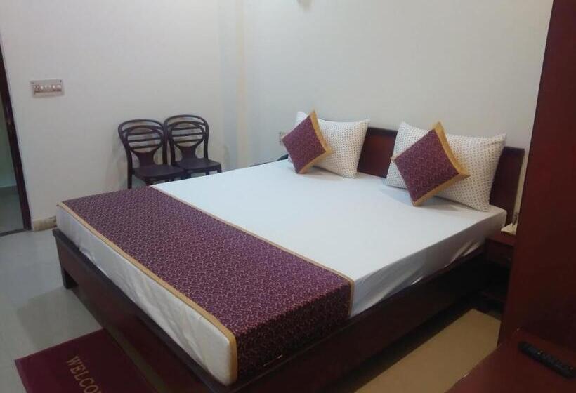 اتاق کلاسیک سه تخته, Gayatri Palace By Oyo Rooms