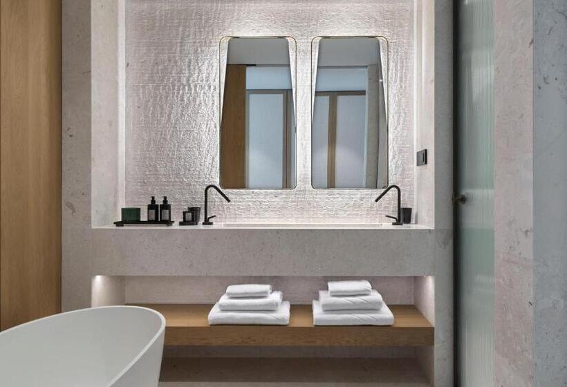 מיטת קינג בסוויטה, W Costa Navarino