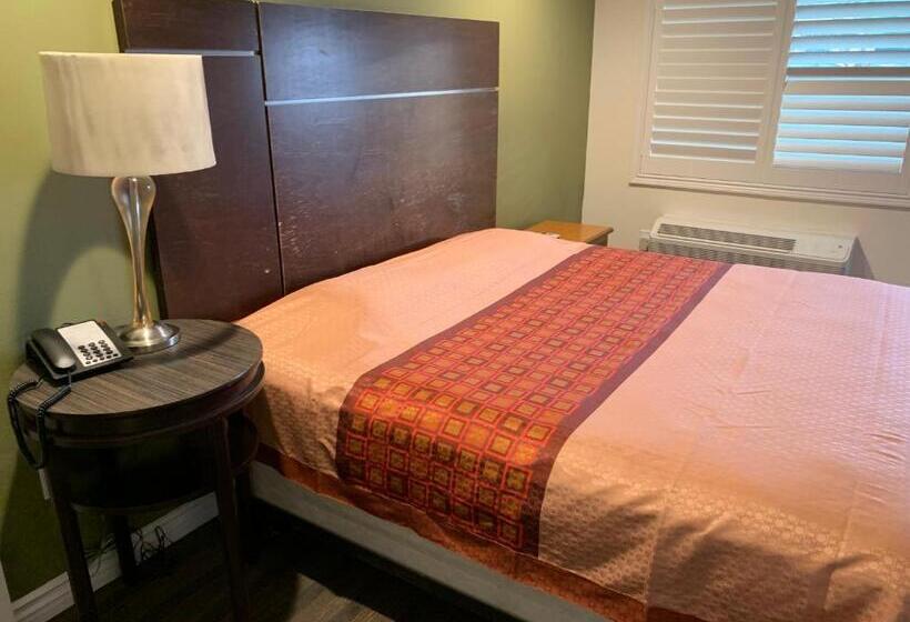 キングサイズベッドのスタンダードルーム, Desert Inn Motel