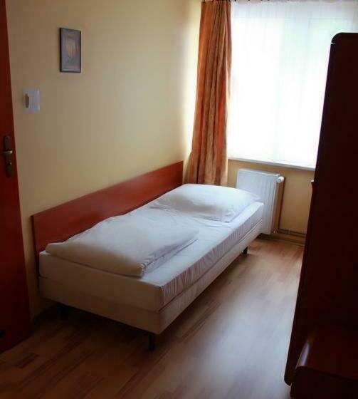 标准单人间, City Hostel