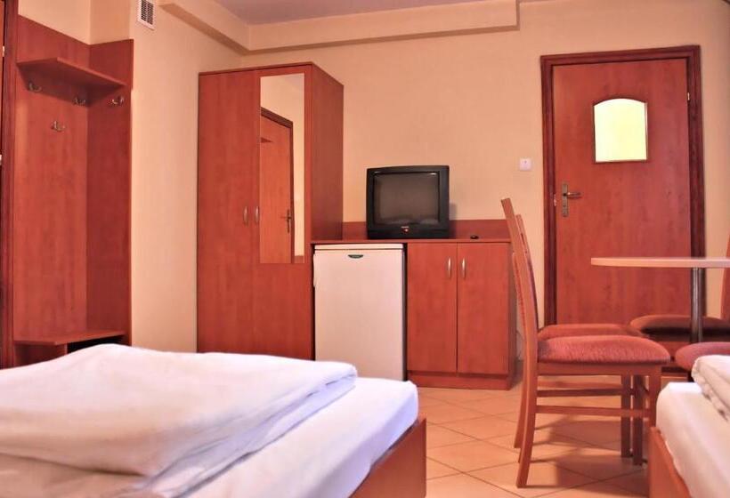 标准三人间, City Hostel