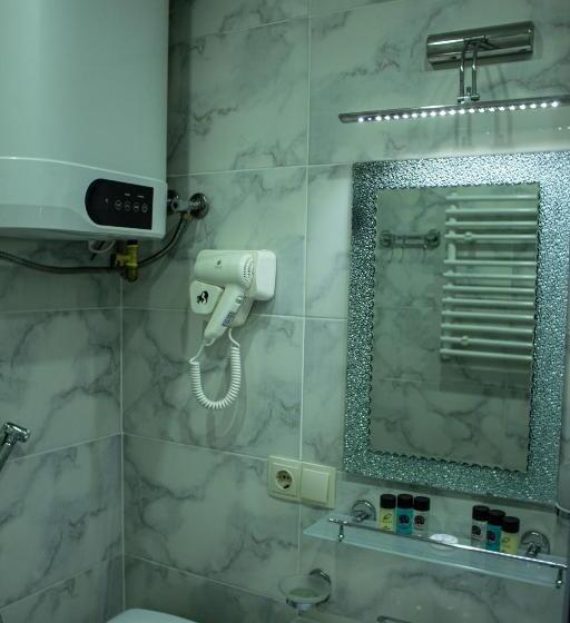 اتاق راحتی سه تخته, Rock Hotel First Line