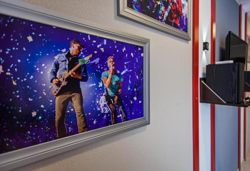 اتاق راحتی سه تخته, Rock Hotel First Line