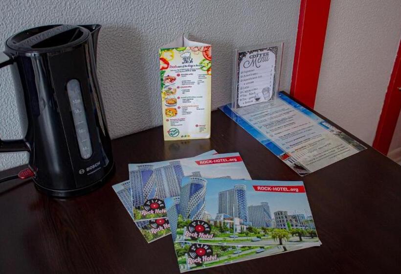 اتاق راحتی سه تخته, Rock Hotel First Line