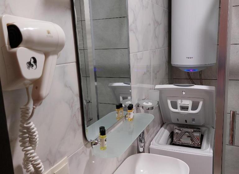 سوییت با چشم‌انداز پانوراما, Rock Hotel First Line