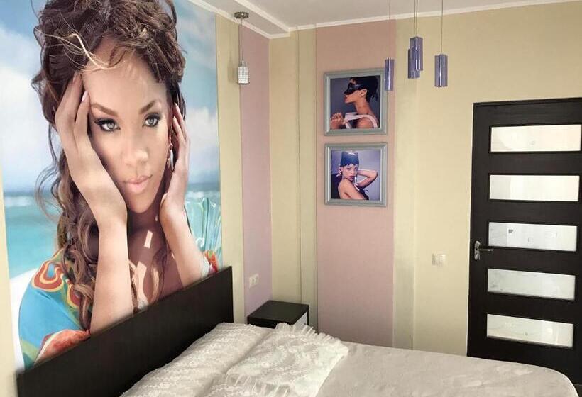 سوییت با چشم‌انداز پانوراما, Rock Hotel First Line