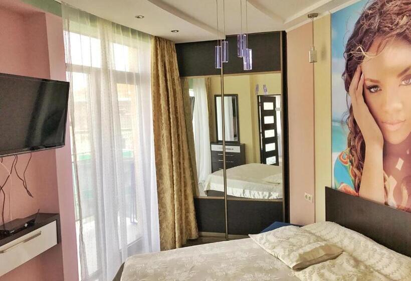 سوییت با چشم‌انداز پانوراما, Rock Hotel First Line