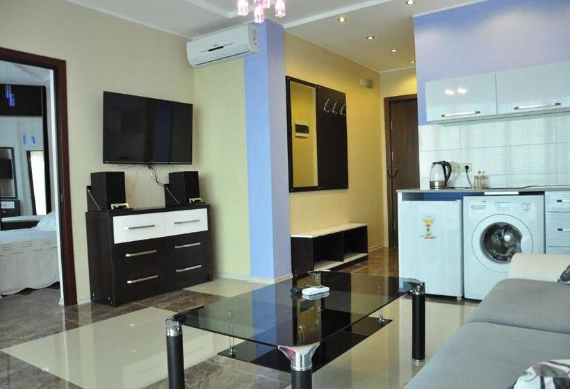 سوییت با چشم‌انداز پانوراما, Rock Hotel First Line