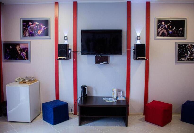 اتاق راحتی سه تخته, Rock Hotel First Line