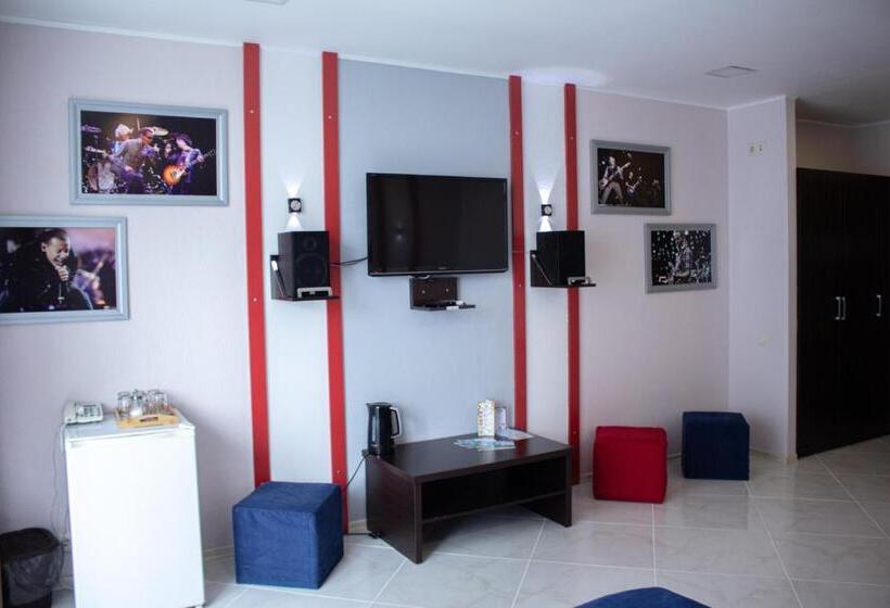 اتاق راحتی سه تخته, Rock Hotel First Line