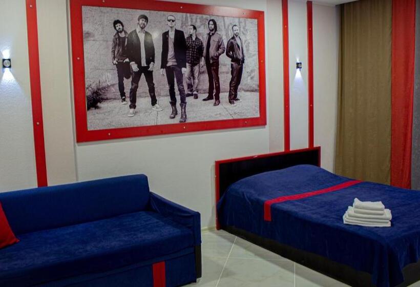 اتاق راحتی سه تخته, Rock Hotel First Line