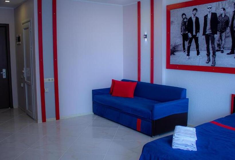 اتاق راحتی سه تخته, Rock Hotel First Line