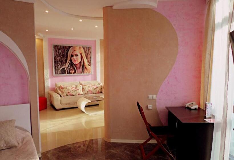 سوییت با چشم‌انداز پانوراما, Rock Hotel First Line