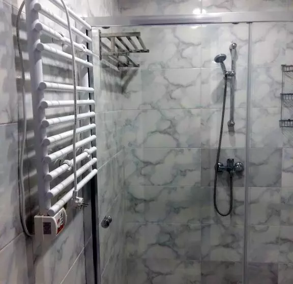 اتاق راحتی سه تخته, Rock Hotel First Line