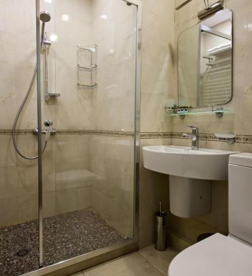 اتاق راحتی سه تخته, Rock Hotel First Line