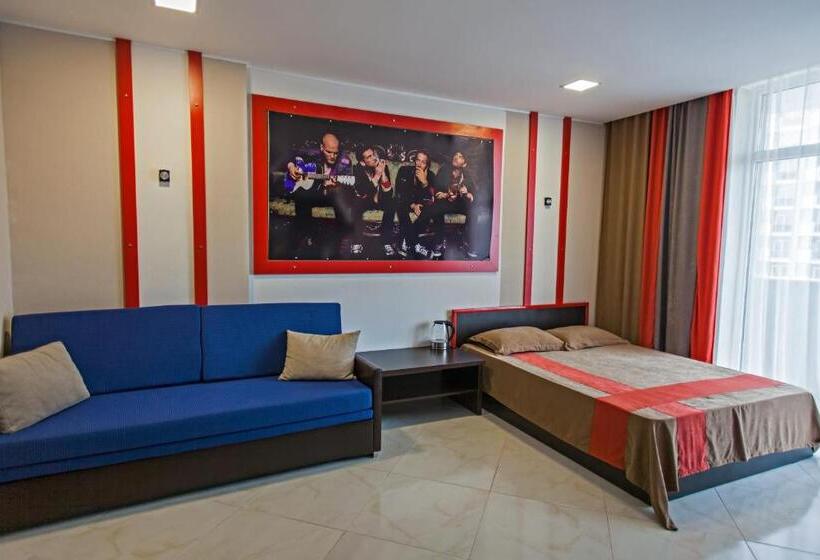 اتاق راحتی سه تخته, Rock Hotel First Line