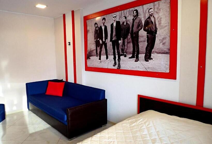 اتاق راحتی سه تخته, Rock Hotel First Line