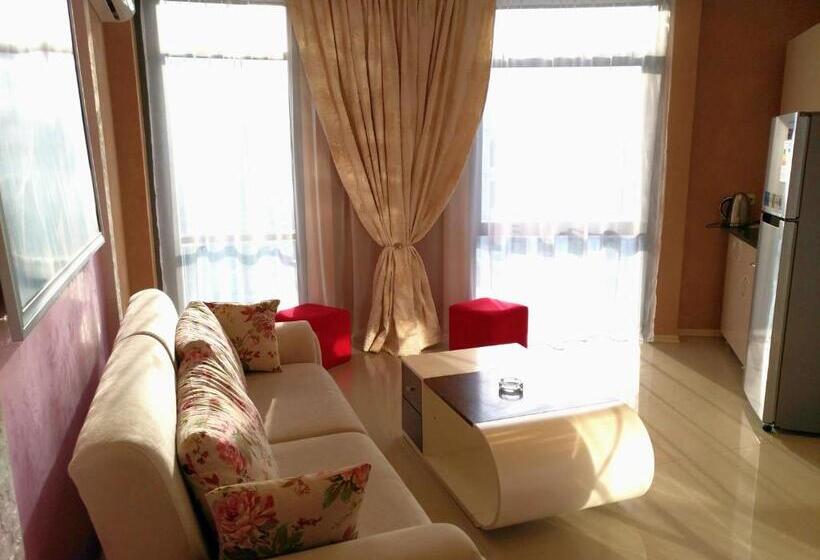 سوییت با چشم‌انداز پانوراما, Rock Hotel First Line