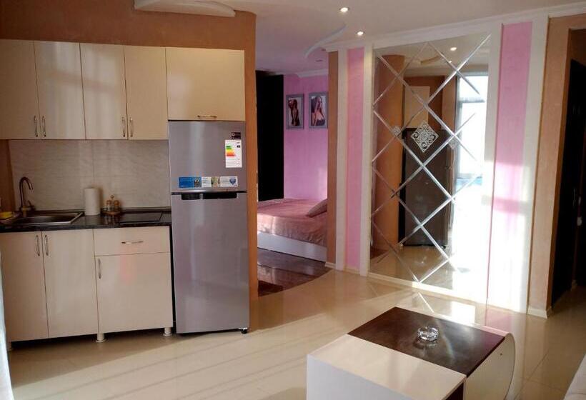 سوییت با چشم‌انداز پانوراما, Rock Hotel First Line