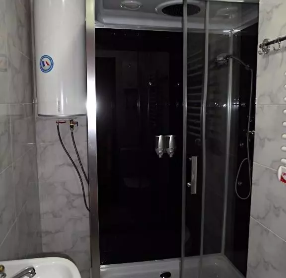 سوییت با چشم‌انداز پانوراما, Rock Hotel First Line