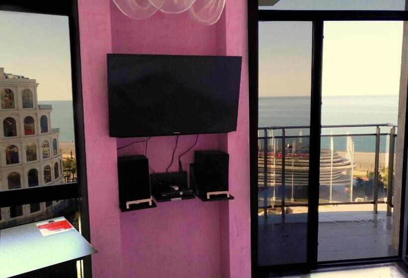 سوییت با چشم‌انداز پانوراما, Rock Hotel First Line