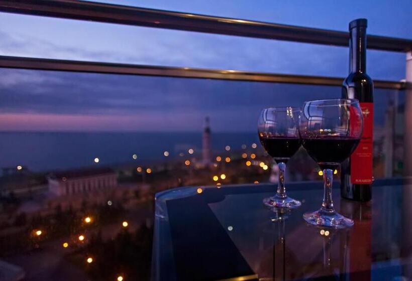 سوییت با چشم‌انداز پانوراما, Rock Hotel First Line