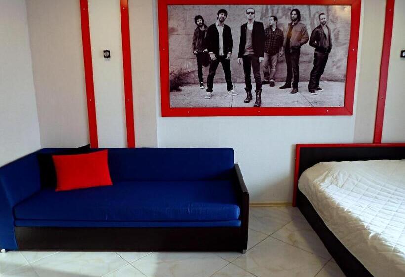 اتاق راحتی سه تخته, Rock Hotel First Line