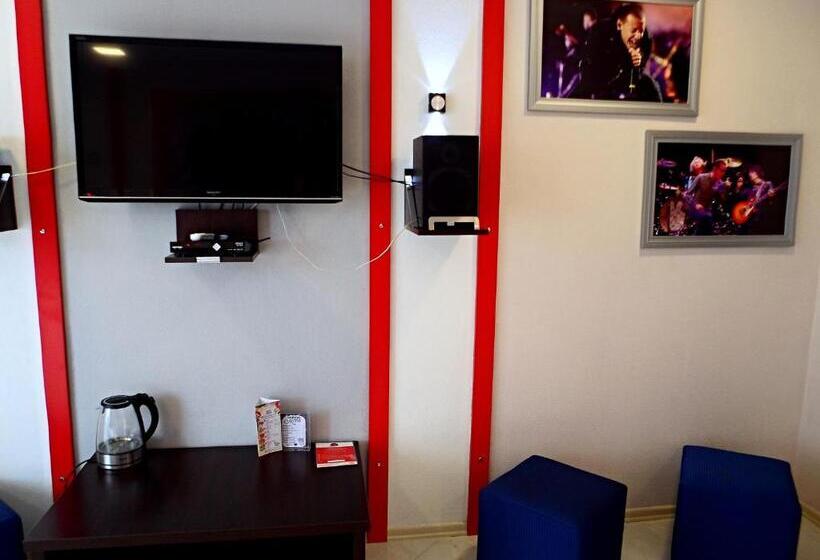 اتاق راحتی سه تخته, Rock Hotel First Line