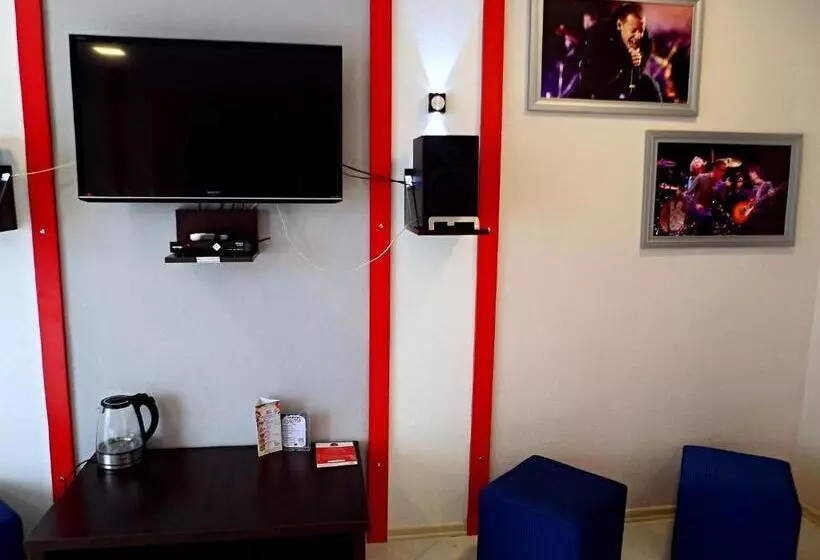 اتاق راحتی سه تخته, Rock Hotel First Line