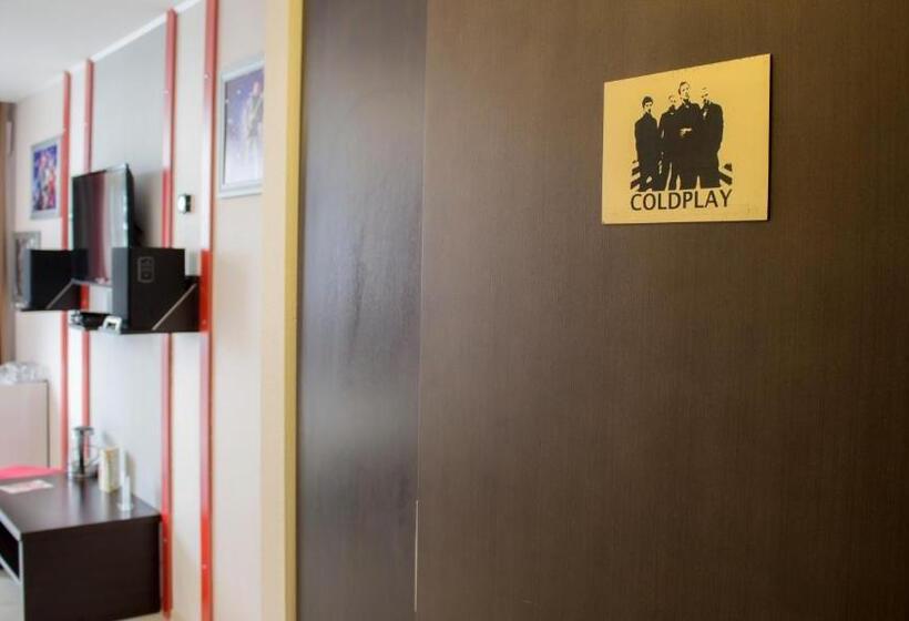 اتاق راحتی سه تخته, Rock Hotel First Line