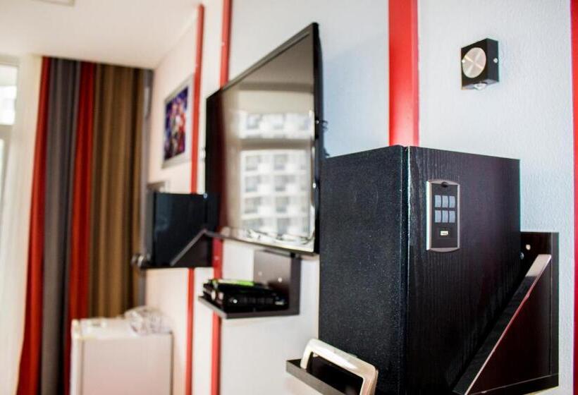 اتاق راحتی سه تخته, Rock Hotel First Line