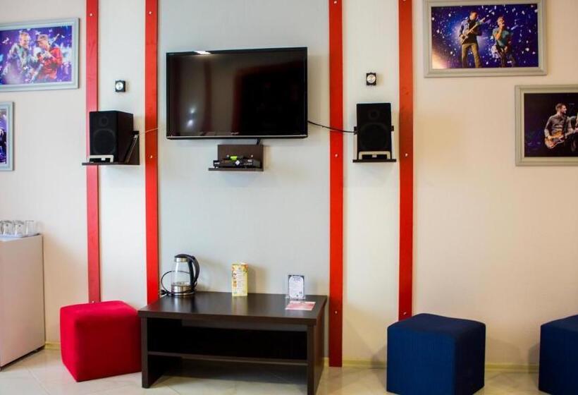 اتاق راحتی سه تخته, Rock Hotel First Line