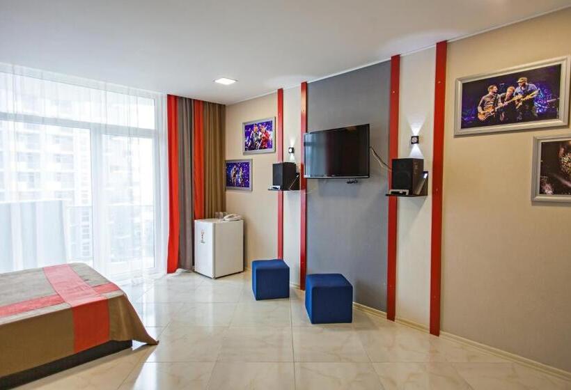 اتاق راحتی سه تخته, Rock Hotel First Line