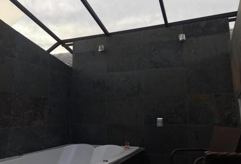 جناح جونيور, Atiq Boutique