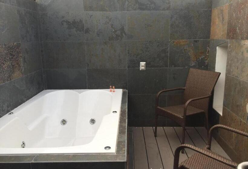 جناح جونيور, Atiq Boutique